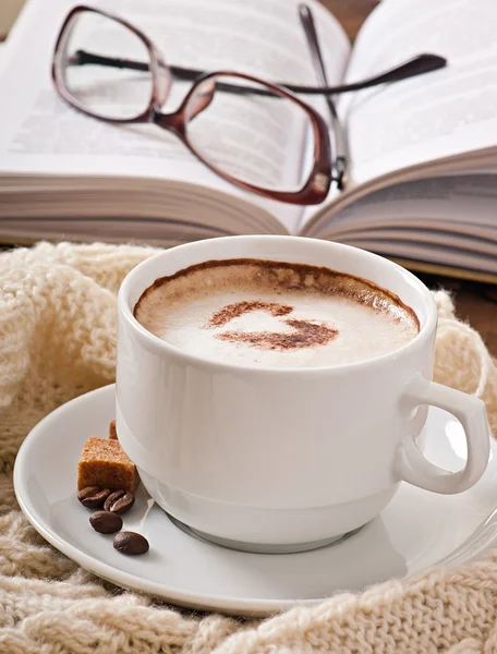 Cup of latte with book and glasses — Stock Photo, Image