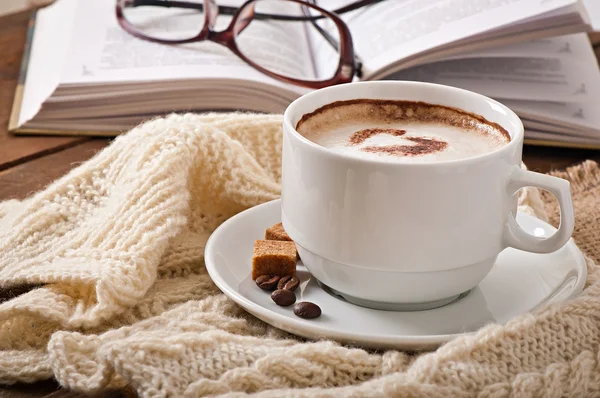 Cup of latte with book and glasses — Stock Photo, Image