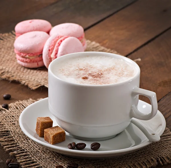 Tasse de latte aux macarons — Photo