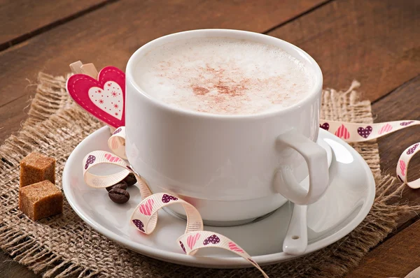 Copa de café con leche con decoraciones de corazones — Foto de Stock