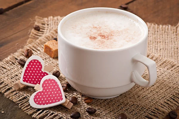 Xícara de latte com decoração de corações — Fotografia de Stock