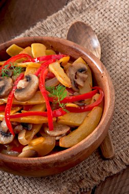 Kabak ve tatlı biber sote mantar