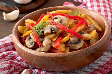 Kabak ve tatlı biber sote mantar