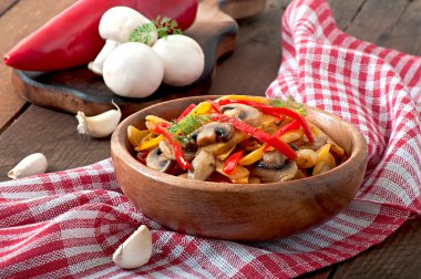 Kabak ve tatlı biber sote mantar