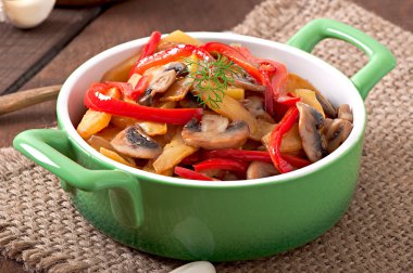 Kabak ve tatlı biber sote mantar