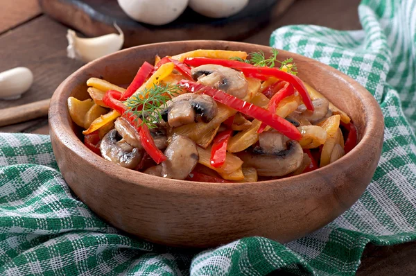 Gebakken champignons met pompoen en paprika — Stockfoto