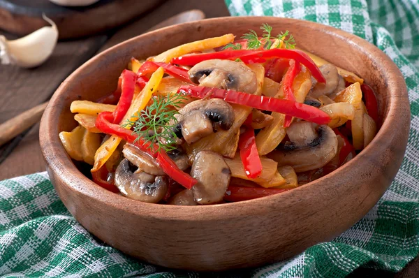 Gebakken champignons met pompoen en paprika — Stockfoto