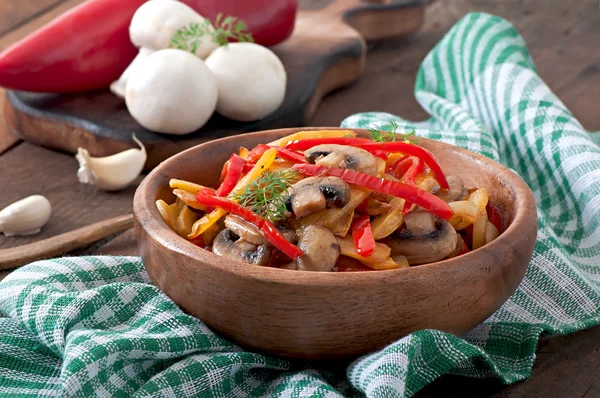 Sautierte Champignons mit Kürbis und Paprika — Stockfoto