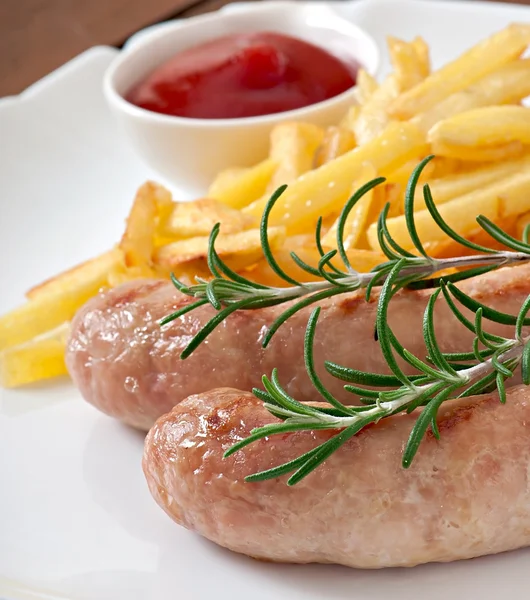 Salsichas de frango com batatas fritas — Fotografia de Stock