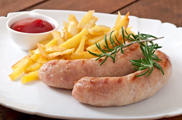 Hühnerwurst mit Pommes — Stockfoto