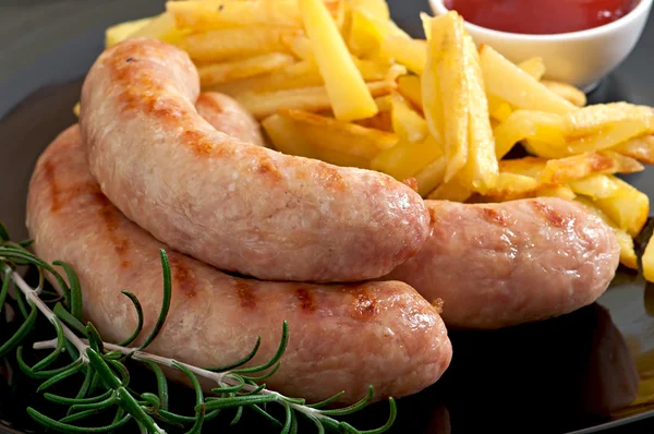 Hühnerwurst mit Pommes — Stockfoto