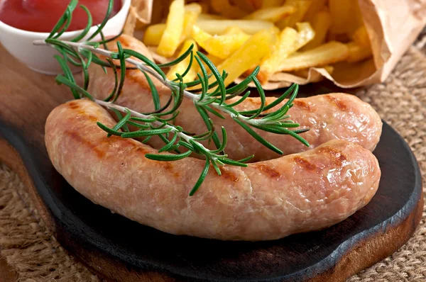 Hühnerwurst mit Pommes — Stockfoto