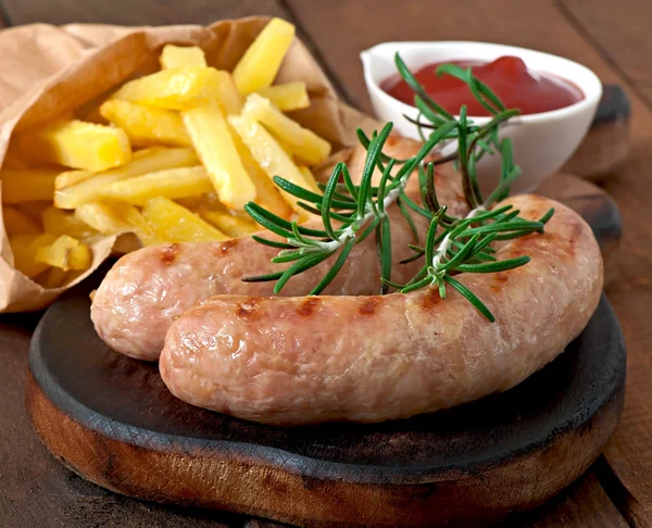 Salsichas de frango com batatas fritas — Fotografia de Stock