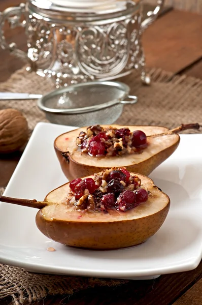 Peras al horno con arándanos, miel y nueces — Foto de Stock