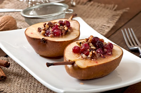 Peras al horno con arándanos, miel y nueces — Foto de Stock