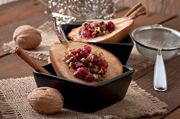 Запечені груші з журавлиною, медом та волоськими горіхами — стокове фото