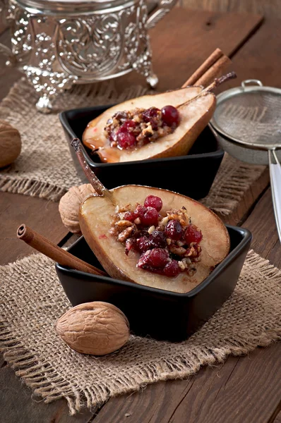 Gebackene Birnen mit Preiselbeeren, Honig und Walnüssen — Stockfoto