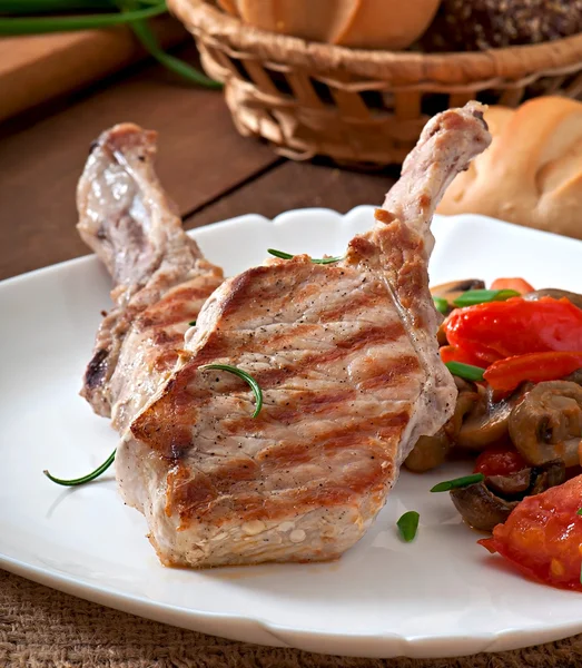 Jugosos filetes de cerdo a la parrilla en el hueso — Foto de Stock