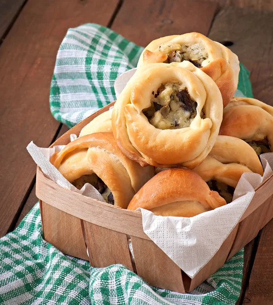 Pasteten mit Kartoffeln und Pilzen — Stockfoto