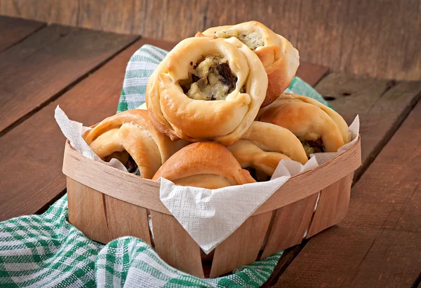 Pasteitjes met aardappelen en champignons — Stockfoto