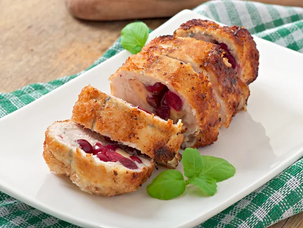 Rolos de frango com cranberries, queijo e mel — Fotografia de Stock