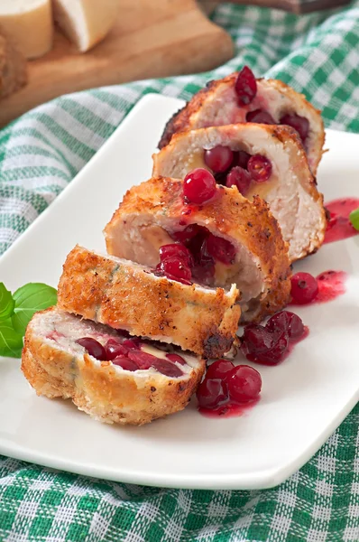 Rollos de pollo con arándanos, queso y miel — Foto de Stock