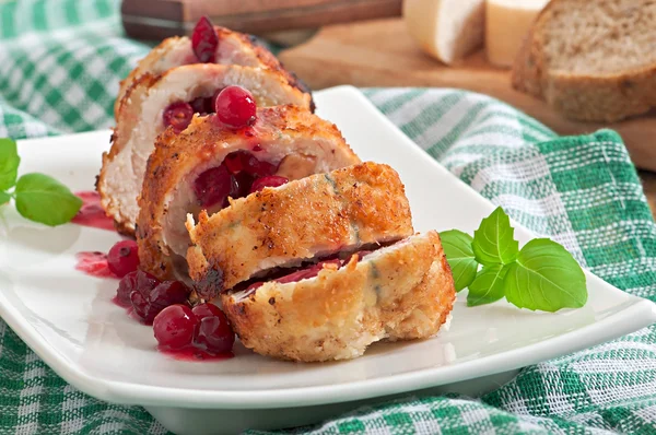 Hühnerbrötchen mit Preiselbeeren, Käse und Honig — Stockfoto