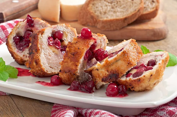 Rolos de frango com cranberries, queijo e mel — Fotografia de Stock