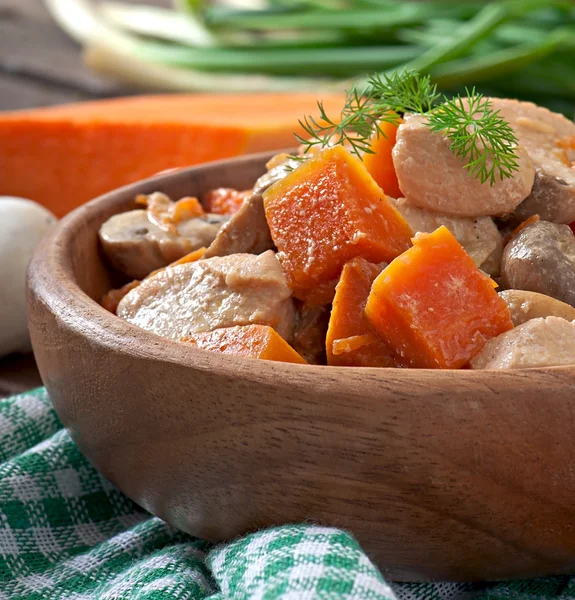 Hühnereintopf mit Gemüse und Champignons — Stockfoto