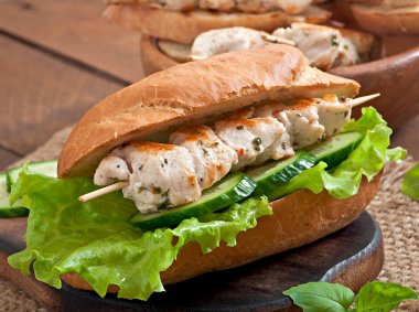 Tavuk kebap sandviç