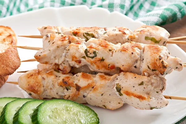 Chicken kebabs on skewers — Stock Photo, Image