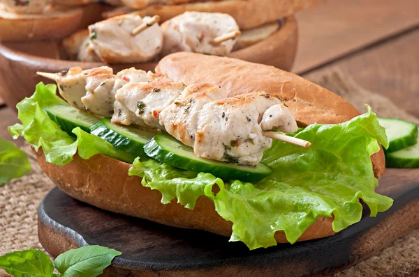 Сэндвич с куриным кебабом — стоковое фото
