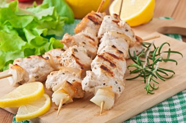 Izgara domuz kebap soğanlı