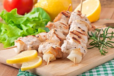 Izgara domuz kebap soğanlı