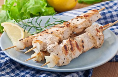 Izgara domuz kebap soğanlı