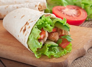 Tavuk nuggets ve sebze ile taze tortilla saran