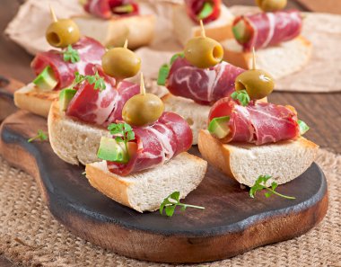 Jambon, avakado ve zeytin ekmek üzerine snack