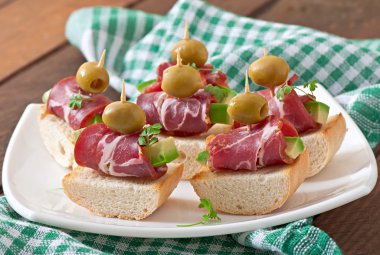 Jambon, avakado ve zeytin ekmek üzerine snack