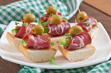 Jambon, avakado ve zeytin ekmek üzerine snack