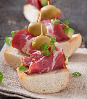 Jambon, avakado ve zeytin ekmek üzerine snack