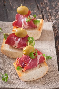 Jambon, avakado ve zeytin ekmek üzerine snack