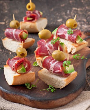 Jambon, avakado ve zeytin ekmek üzerine snack