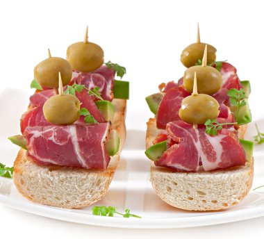 Jambon, avakado ve zeytin ekmek üzerine snack