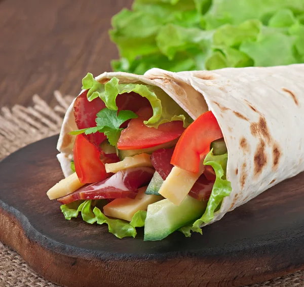 Frische Tortilla-Wraps mit Fleisch und Gemüse — Stockfoto