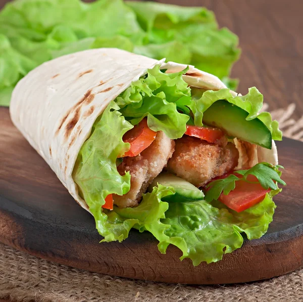 Fresh tortilla wraps with chicken nuggets and vegetables — Stock Photo, Image