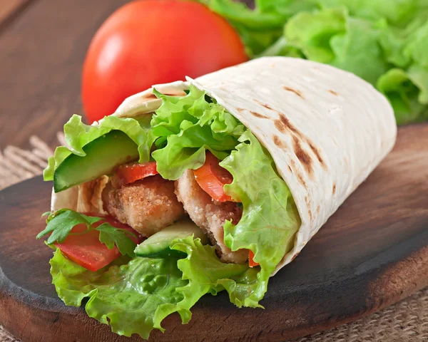 Tortilla fresca envuelta con nuggets de pollo y verduras — Foto de Stock