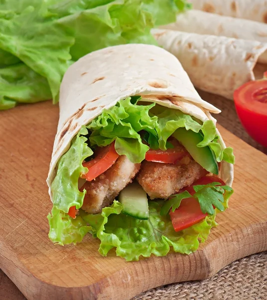 Fresh tortilla wraps with chicken nuggets and vegetables — Stock Photo, Image