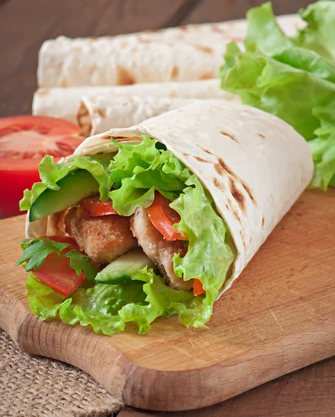 Tortilla fresca envuelta con nuggets de pollo y verduras — Foto de Stock