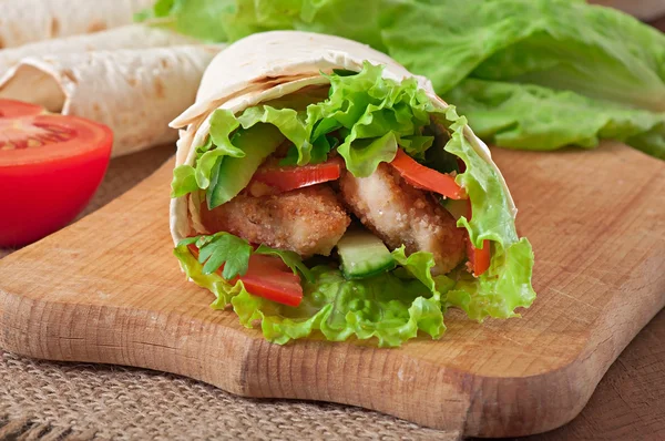 Fresh tortilla wraps with chicken nuggets and vegetables — Stock Photo, Image