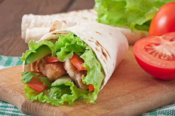 Tortilla fresca envuelta con nuggets de pollo y verduras —  Fotos de Stock